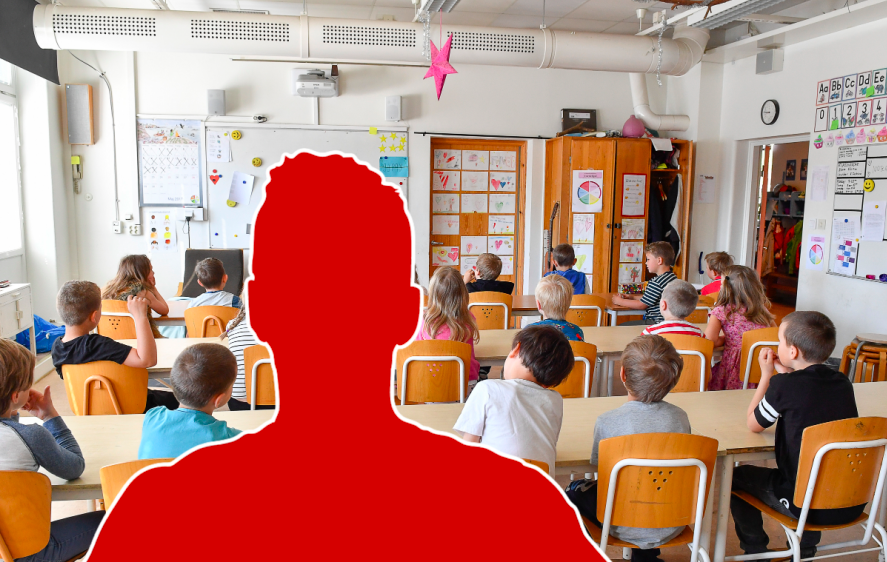 En lärare i nordöstra Skåne ska ha tafsat på och slagit sina elever.
